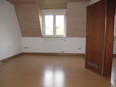 Nibelungenviertel ! 2-Zi.-DG-Whg. 47 m², Laminatboden, Balkon,  4.OG ohne Aufzug.