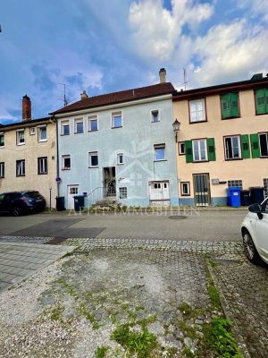 Sanierungsbedurftiges Zweifamilienhaus in Zentrum von Bad Urach