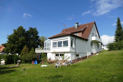 Sonnige 3-Zimmer-Dachgeschosswohnung mit Balkon und EBK in Meßstetten