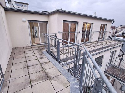 FERNBLICK, WASAGASSE, klimatisiertes 75 m2 Dachgeschoß mit 11 m2 Terrasse, Wohnküche, 2 Zimmer, Duschbad, Parketten