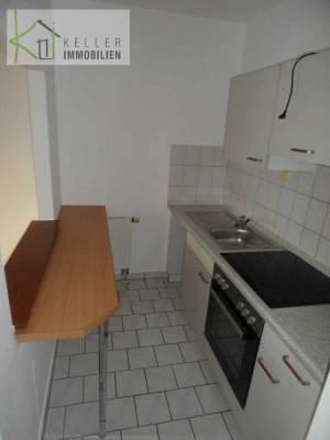 Zentral gelegene 2-Raumwohnung mit Süd-Balkon und EBK, überdachter PKW-Stellplatz im Haus