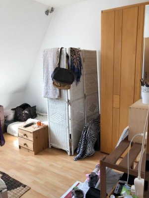 Sehr schön sanierte Wohnung mit Dielenböden und Wohnküche in stilvollem Altbau!