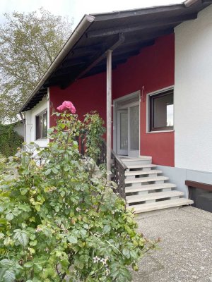 Sofort beziehbar: gepfl. Haus im Bungalow-Stil mit Einl.Whg. und großen Garten