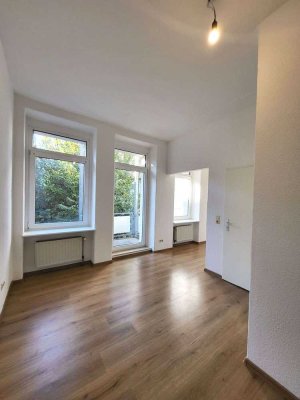 Schöne 3-Raumwohnung - frisch renoviert - neuer Laminatboden - Balkon - EBK als Option!