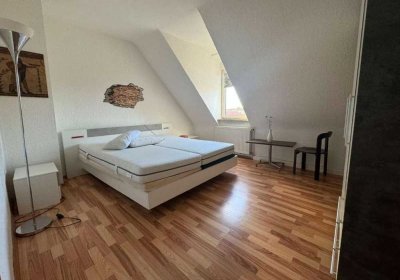 helle Möbilierte 2 Zimmer Dachgeschoss Wohnung in Ludwigshafen