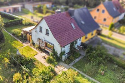 Greifen Sie zu! Renovierungsbedürftige DHH mit Garten und 2 Freistellplätzen - Erbbaurecht