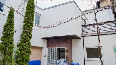 Renovierungsbedürftiges Haus in 2 Reihe (nach WEG) mit Doppelgarage und Terrassen