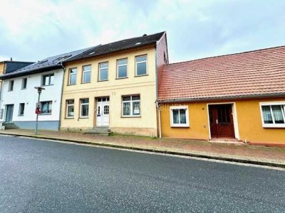 Stadthaus / Mehrfamilienhaus mit Carportanlage, Garagen in zentraler Lage