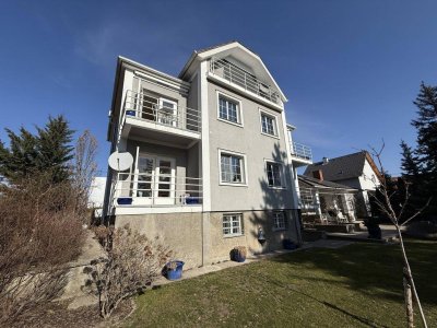 Gesamte ETAGE in Zweifamilienhaus + zwei BALKONE + sehr SONNIG + herrlicher BLICK ins Grüne!