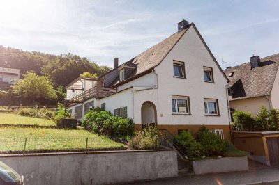 Großes Zweifamilienhaus mit großem Gartengrundstück und Garage