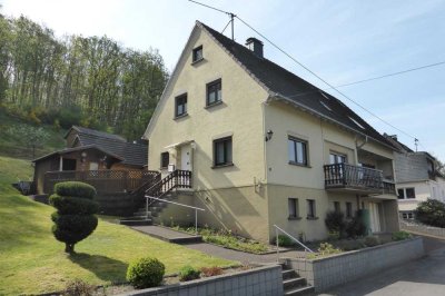 Doppelhaus mit Garagen und tollen Möglichkeiten in ruhiger Lage von Freudenberg-Niederndorf