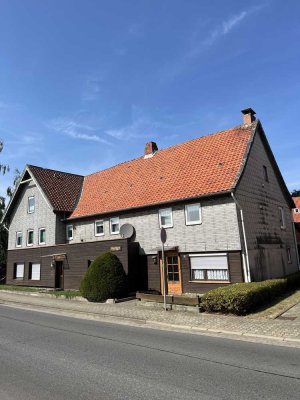 Großes, freistehendes Haus mit zwei Wohnungen