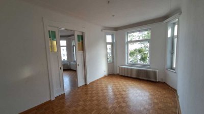 Sehr schöne, großzügige Altbauwohnung mit EBK und Balkon