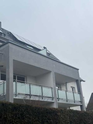 Neuwertige 3 Zimmer Wohnung im 1.OG mit EBK, Balkon, DU/ WA sowie TG-Platz in Gärtringen, WM: 1.410€