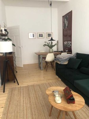 Sehr schön sanierte Wohnung mit Balkon, Dielenböden und Wohnküche in stilvollem Altbau!