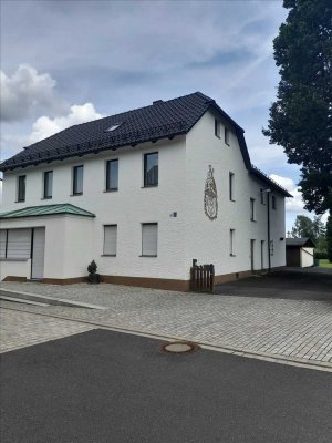 Mehrfamilienhaus mit großem Garten, Garagen und Baugrundstück