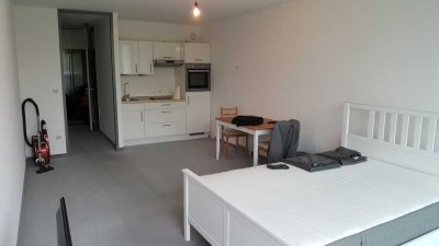 Helle, gepflegte 1-Zimmer-Whg mit Südbalkon, teilmöbliert in München/Arabellapark mit Garagenplatz