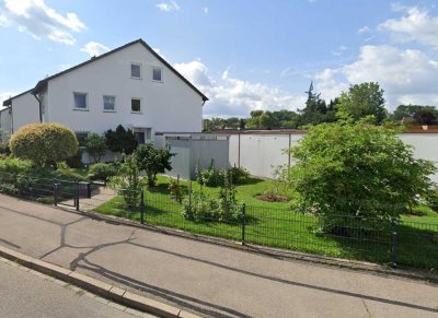 Geschmackvolle, modernisierte 4-Raum-EG-Wohnung mit Garten und Einbauküche im Memminger Westen