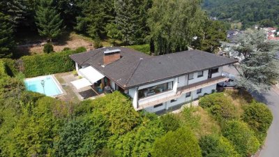 für Käufer provisionsfrei - Bungalow in Traumlage mit Ausblick und uneinsehbarem Pool bei Weinheim