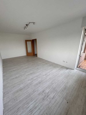 Vollständig renovierte Wohnung mit zwei Zimmern und Balkon in Dinslaken