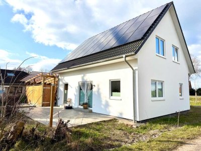 Neuwertiges KfW55-Einfamilienhaus mit Wärmepumpe und PV-Anlage