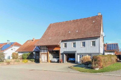 Handwerker aufgepasst!: Höchstes Ausbaupotenzial mit Scheune, Garagen und Grundstück