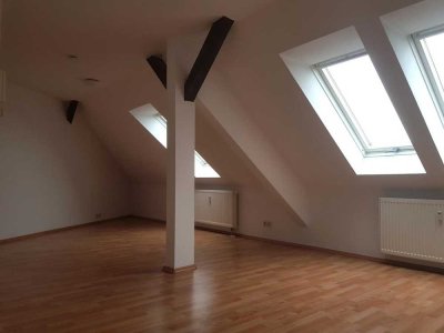 Reserviert: WG-geeignete, helle Drei-Zimmer-Dachgeschoßwohnung mit neu renoviertem Bad