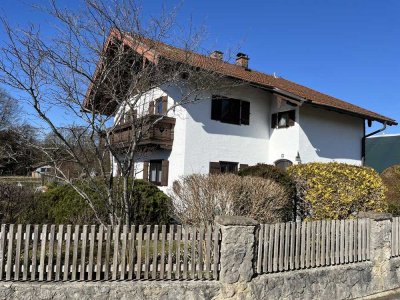 Charmantes Zweifamilienhaus mit großem Grundstück - Wohnen am Feldrand mit Weitblick