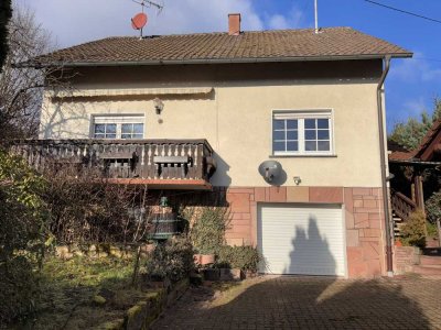 Freistehendes EInfamilienhaus mit sonningem Garten und 3 Garagen