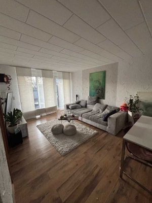 Attraktive 3-Zimmer-Wohnung mit Dachterrasse, Tiefgaragenstellplatz und Einbauküche in Günzburg