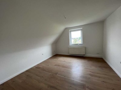 PROVISIONSFREI + 4,5% Rendite - 2023 renovierte 2-Zimmer DG-Wohnung nahe Villa BErg