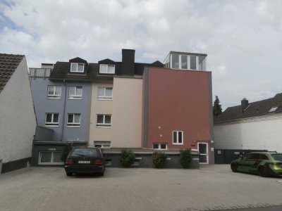 Gemütliche Wohnung mit Balkon, Einbauküche, neuwertiges Duschbad mit Fenster, Tiefgaragenplatz.