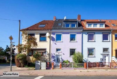 1- bis 2-Familienhaus mit Garage und Carport