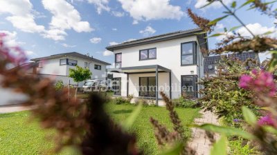 Modernes Einfamilienhaus mit Garten und Garage!