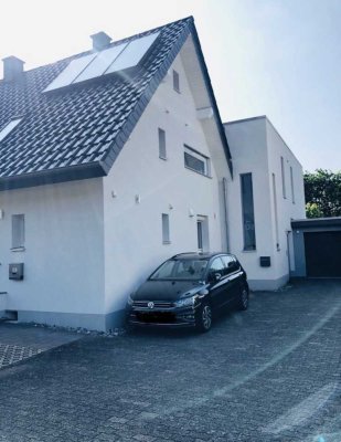 Neuwertiges Haus im Haus mit fünf Zimmern und Einbauküche in Oerlinghausen