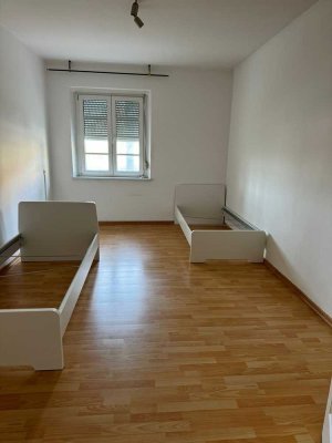 Altbau WG Zimmer in Neuhausen zu vermieten