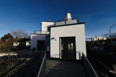 Neuwertige, helle 3-Zimmer-Wohnung mit Süd-/West-Dachterrasse und EBK in Aubing