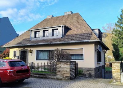 Einfamilienhaus im Landhausstil mit Walmdach in Bonn-Oberkassel