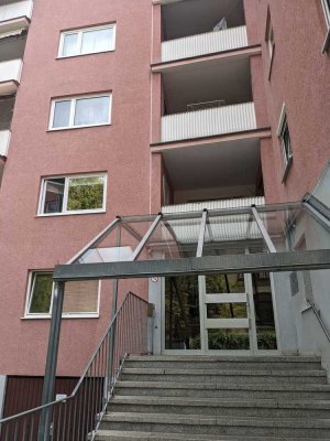 Vollständig renovierte 2-Zimmer-Wohnung mit Balkon und Einbauküche in Nürnberg. Zzgl. TG Stellplatz