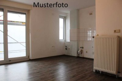 Neu modernisierte Wohnung in neu modernisiertem Gebäude mit Balkon in attraktiver Lage ! Obergeschoß