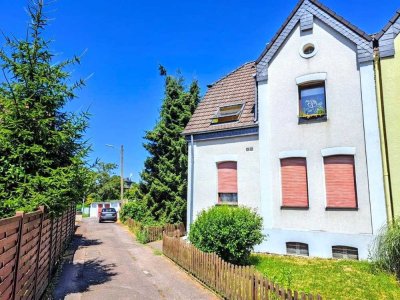 Leverkusen-Quettingen: 1- bis 2-Familienhaus auf großzügigem Grundstück sucht Handwerkerhände!