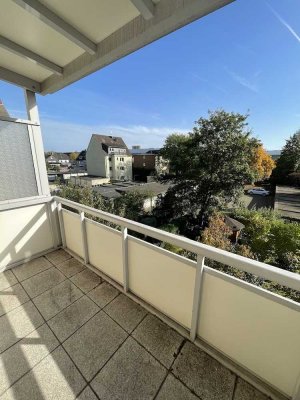 Helle Dreizimmerwohnung mit modernem Wannenbad und großem Balkon