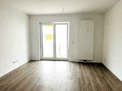 Helle, moderne offene 2-Zimmerwohnung mit Balkon, Abstellraum, Aufzug und modernem Bad.