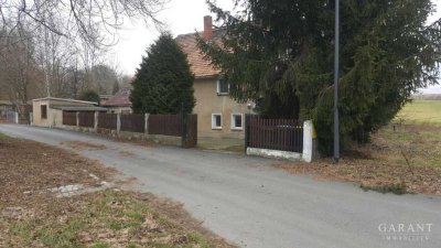 Handwerker aufgepasst - Solides Einfamilienhaus in ruhiger Feldrandlage und großem Grundstück....