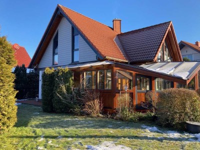 Gepflegtes Einfamilienhaus mit interessanter Architektur und Doppelcarport in  Ortsrandlage