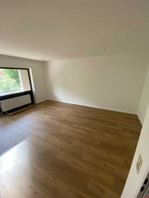 Erstbezug nach Sanierung mit Balkon: Exklusive 2,5-Zimmer-Wohnung in Troisdorf