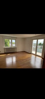 Helle 3-Zimmer-Wohnung mit Balkon und Einbauküche