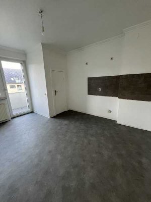 großzügige  WG-geeignete 3 Zimmer Wohnung mit Balkon