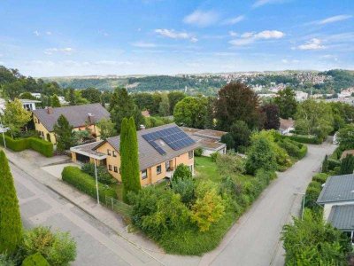 Frei stehendes Zweifamilienwohnhaus mit traumhaftem Ausblick über die Dächer von Biberach!