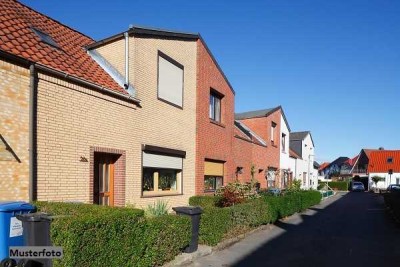 Zweifamilienhaus mit Anbau und Balkon